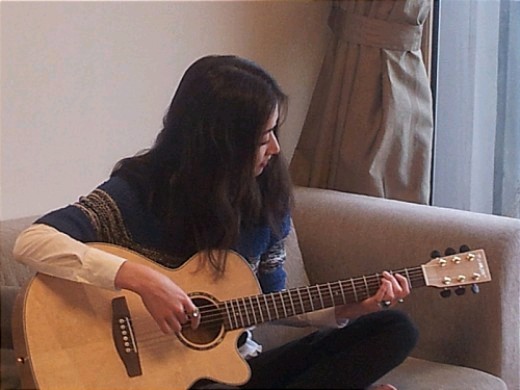 女優チェ・ジョンウォンは9日、自身の公式me2dayに「最近、ギターの練習に夢中！始めたばかりの時は弦を切ってしまうミスまでしたけど・・・いつかは弾き語りもできれば・・！」というコメントと共に一枚の写真を公開した。写真=チェ・ジョンウォンme2day