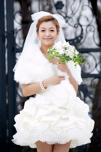 毎週土日、夜6時50分に放送中のTV朝鮮週末ドラマ『コ・ボンシルおばさんを救え』で、爽やかで溌剌とした魅力を発散しているf(x)のルナが、ウェディングドレス姿を公開した。