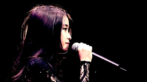 歌手IU（アイユ）の日本でのショーケースの実況が収められたスペシャル映像が公開された。
