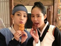 韓国MBC水木ドラマ『太陽を抱いた月』に出演中のユン・スンアとハン・ガインがツーショット写真をファンにプレゼントした。写真=ユン・スンアのツイッター