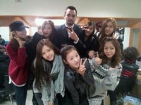 ガールズグループA Pink（エーピンク）が12日、新曲「文字」で韓国SBS『人気歌謡』にカムバックする男性歌手MARIO（マリオ）を応援するために直接楽屋を訪れた。

