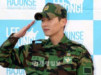 韓国の男性俳優イ・ジュンギが16日、2年間の軍服務を終えて除隊した。