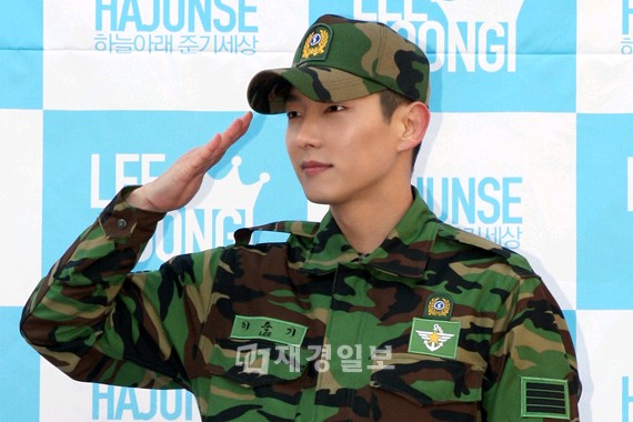 韓国の男性俳優イ・ジュンギが16日、2年間の軍服務を終えて除隊した。