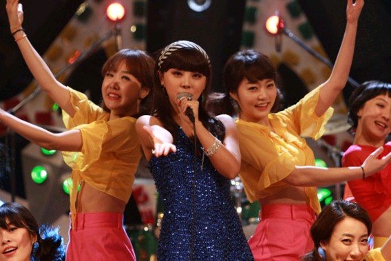 韓国MBC創社50周年特別企画ドラマ『光と影』で、劇中の舞台後に繰り広げられる攻防が視聴者たちから大好評のナルシャ（Brown Eyed Girls）と女優イ・アイが最近、魅力満載の写真を公開した。写真=（株）ケイパックス	