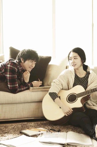 韓国MBC音楽チャンネルの『その女作詞、その男作曲』で呼吸を合わせるパク・シネとユン・ゴンが、ラジオで共演する。
