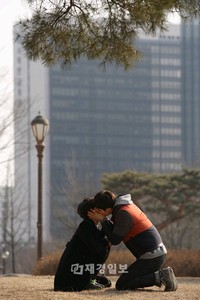 イ・ドンウクとイ・シヨンがロマンチックなキスを交わし話題を集めている。