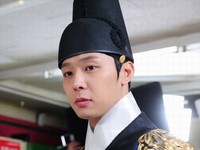 韓国SBSの新水・木ドラマスペシャル『屋根部屋の皇太子』主演のJYJパク・ユチョンが、スケジュールと人気、気配りの面で皇太子級を発揮し話題となっている。