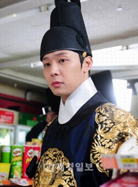 韓国SBSの新水・木ドラマスペシャル『屋根部屋の皇太子』主演のJYJパク・ユチョンが、スケジュールと人気、気配りの面で皇太子級を発揮し話題となっている。