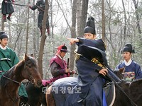 韓国SBS TVの新水木ドラマ『屋根裏部屋の皇太子』の撮影現場の公開が、28日午後、韓国の京畿道坡州市廣灘面霊場里で行われた。