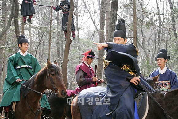 韓国SBS TVの新水木ドラマ『屋根裏部屋の皇太子』の撮影現場の公開が、28日午後、韓国の京畿道坡州市廣灘面霊場里で行われた。