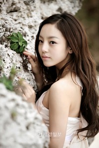 韓国の化粧品ブランド「ネイチャーリパブリック」の女性専属モデルに抜擢されたKARA（カラ）のク・ハラ、パク・ギュリ、カン・ジヨンが「スーパーアクアマックス水分クリーム」のテレビCMを通して爽やかな春の女神に変身した。