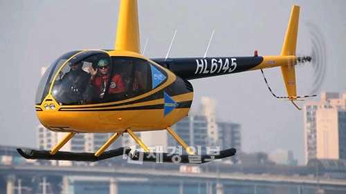 4日に放送された韓国SBS『日曜日が好き―ランニングマン』（演出チョ・ヒョジン）で、BIGBANG（ビッグバン）のメンバー全員がオレンジ色のレザージャケットを着て、ヘリコプターに乗って空から登場した。