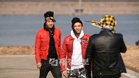 4日に放送された韓国SBS『日曜日が好き―ランニングマン』（演出チョ・ヒョジン）で、BIGBANG（ビッグバン）のメンバー全員がオレンジ色のレザージャケットを着て、ヘリコプターに乗って空から登場した。