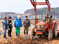 『青春不敗2』Miss Aスジ、トラクターで自在に畑を耕す