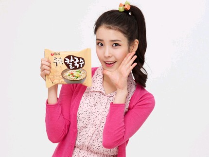 韓国の食品メーカー「ノンシム（農心）」が、19日から放映されるカルグクス（韓国の麺料理）のCMのモデルに、女性歌手IU（アイユ）を抜擢したことを明らかにした。
