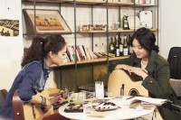 MBCミュージック『その女作詞、その男作曲』の“その女”パク・シネが、パク・ジユンと感性的なギター演奏を見せ、注目を集めている。