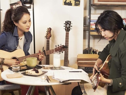 MBCミュージック『その女作詞、その男作曲』の“その女”パク・シネが、パク・ジユンと感性的なギター演奏を見せ、注目を集めている。
