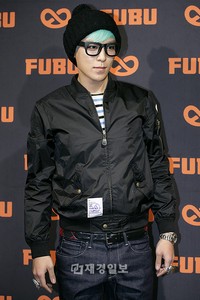 BIGBANG（ビッグバン）のT.O.Pがストリートカジュアルブランド「FUBU」の新発売デニム「2TOP Jeans」のモデルに選ばれた。
