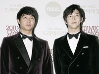 JYJのパク・ユチョンと俳優パク・ユファン兄弟の父が、持病により他界した。