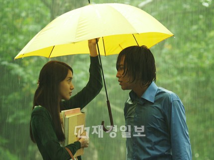 チャン・グンソクと少女時代ユナの雨の中の“傘デート”が公開され、話題となっている。