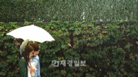 チャン・グンソクと少女時代ユナの雨の中の“傘デート”が公開され、話題となっている。