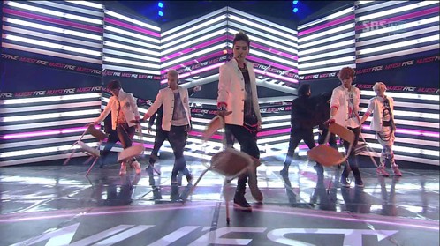 デビューするや爆発的な人気を見せている韓国の新人ボーイズグループNU'EST(ニューイースト)が、韓国SBS TVの音楽番組「人気歌謡」のステージで、パワフルな歌唱力と完璧なパフォーマンスを披露した。