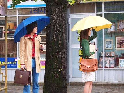 『ラブレイン』少女時代ユナ＆キム・シフ、バス停で運命的出会い
