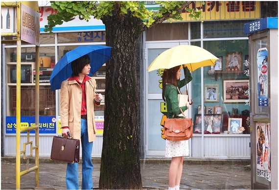 KBS新作ドラマ『ラブレイン』(脚本：オ・スヨン、演出：ユン・ソクホ)の制作会社が、少女時代ユナとキム・シフの雨の中のバス停シーンを公開した。
