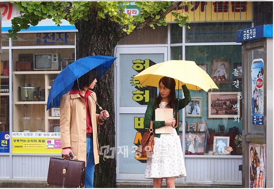 KBS新作ドラマ『ラブレイン』(脚本：オ・スヨン、演出：ユン・ソクホ)の制作会社が、少女時代ユナとキム・シフの雨の中のバス停シーンを公開した。