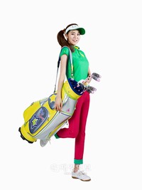 “演技アイドル”として人気のAFTERSCHOOL（アフタースクール）のユイが、春風のようにさわやかでカラフルなゴルフファッションを披露した。