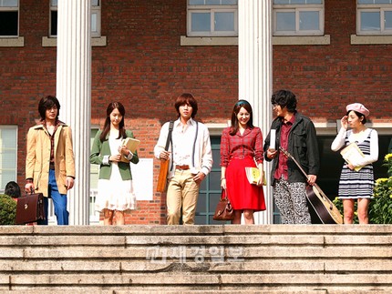 新作KBSドラマ『ラブレイン』（演出ユン・ソクホ/脚本オ・スヨン/製作ユンスカラー）の70年代キャンパスの若者、「セラヴィ6人組」が話題になっている。