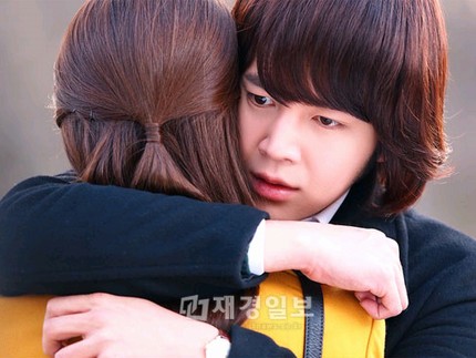 KBS 2TV月火ドラマ『ラブレイン』(脚本オ・スヨン、演出ユン・ソクホ、制作ユンスカラー)のチャン・グンソクとユナが、愛の告白に続き、切ないハグシーンを見せる。
