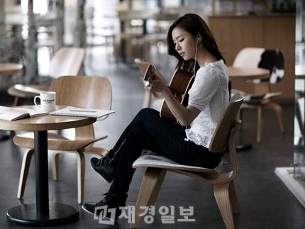 韓国の女優シン・セギョンが専属モデルを務める韓国のコーヒーフランチャイズ『dal.komm COFFEE(ダルコムコーヒー)』(www.dalkomm.com)のCM撮影現場の写真が公開され、話題となっている。
