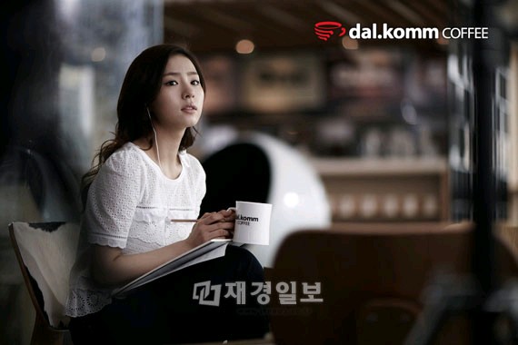 韓国の女優シン・セギョンが専属モデルを務める韓国のコーヒーフランチャイズ『dal.komm COFFEE(ダルコムコーヒー)』(www.dalkomm.com)のCM撮影現場の写真が公開され、話題となっている。