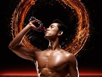 2PMのテギョンが、今月1日に公開された「コカ・コーラゼロ」の広告で、彫刻のような腹筋を見せ、女心を揺らしている。