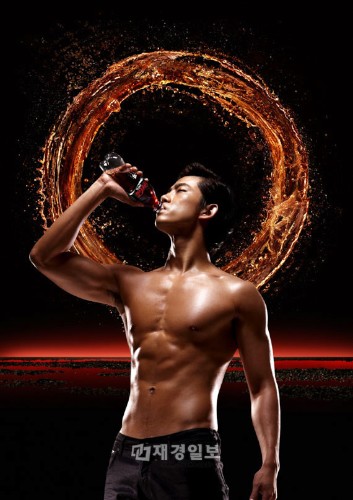 2PMのテギョンが、今月1日に公開された「コカ・コーラゼロ」の広告で、彫刻のような腹筋を見せ、女心を揺らしている。