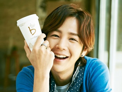 俳優チャン・グンソクが、韓国最大のコーヒーフランチャイズチェーン「カフェベネ」と専属モデル契約を締結した。