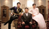 ハ・ジウォン、イ・スンギ、イ・ソンミンの和やかで仲睦まじい “ロイヤルファミリー”の記念写真が公開された。写真=キム·ジョンハクプロダクション