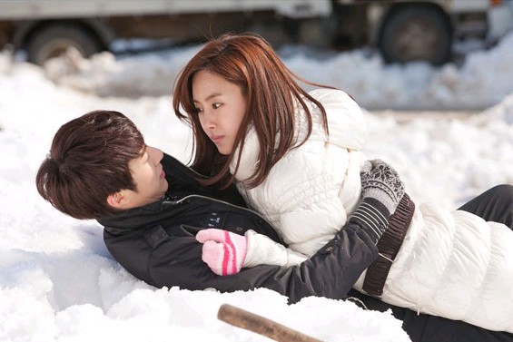新作SBS PLUSドラマ『あなたを愛しています』が、SS501のキム・ヒョンジュン（マンネ）と女優キム・ユンソのトキメキのシーンを公開した。
