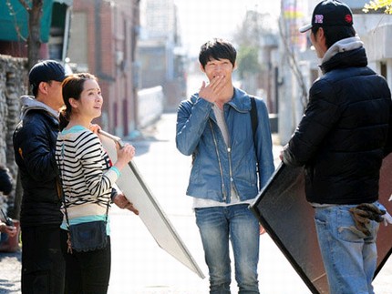 SBSドラマ『屋根裏部屋の皇太子』の主役、JYJのユチョンと女優ハン・ジミンの撮影現場写真が公開された。