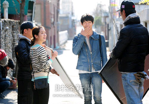 SBSドラマ『屋根裏部屋の皇太子』の主役、JYJのユチョンと女優ハン・ジミンの撮影現場写真が公開された。