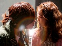 チャン・グンソクと少女時代のユナがロマンチックなキスを交わす。