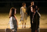 韓国KBSドラマ『ラブレイン』のチャン・グンソクが冷たい性格に変化し、再びユナを傷つけてしまう。
