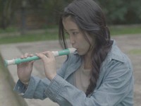 歌手IUが、短編音楽映画『二十歳の春』の公開を控え、予告ムービークリップを公開した。