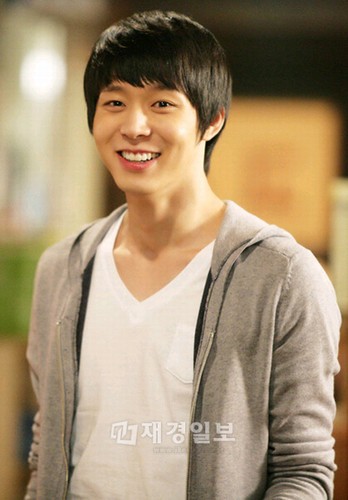 韓国SBSドラマ『屋根裏部屋の皇太子（原題）』の主演俳優パク・ユチョン（JYJ）が、最近“マンチッナム”として話題だ。