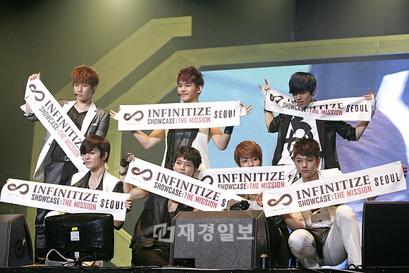 男性7人組グループINFINITE（インフィニット）が、15日午後、ソウル松坡区オリンピック公園オリンピックホールで3rdミニアルバム「INFINITIZE」のショーケースを開催した。