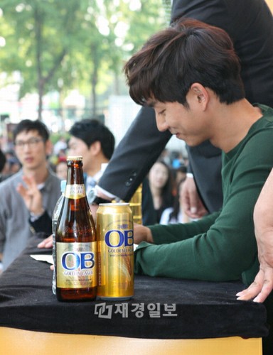 俳優コン・ユは、自身が広告モデルを務めるビールブランド「OBゴールデンラガー」の1周年及び販売2億瓶突破を記念したサイン会を、蚕室（チャムシル）球場で開催した。