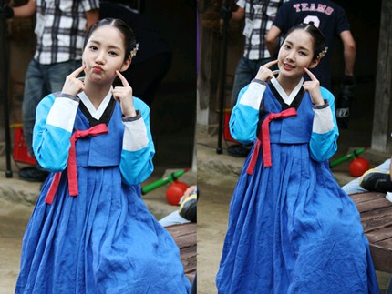 女優パク・ミニョンが26日に初放送された韓国の週末特別ドラマ『Dr.JIN』の撮影現場で見せた、可愛らしい‘愛嬌ポーズ’が話題を呼んでいる。写真=キングコングエンターテイメント