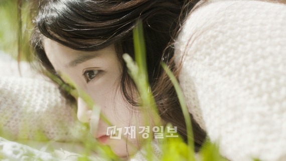 歌手IU（アイユー）のシングル「一日の終わり」が疲れを知らぬパワーを見せている。