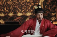 韓国を代表する人気俳優イ・ビョンホンの初の時代劇映画のタイトルが『光海、王になった男』に確定されたと伝えられファンの期待が高まっている。